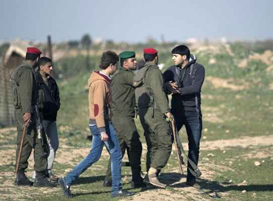 Oficiais da força de segurança nacional do Partido Hamas tentam impedir os palestinos de demonstrar perto da cerca de fronteira israelense. Os confrontos são comuns às sextas-feiras, com protestos regulares, perto da fronteira de apoio a agricultores de Gaza.