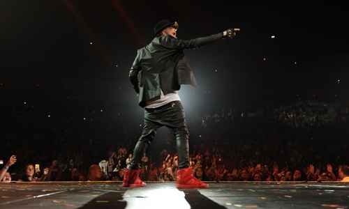 Nas cenas do documentário Justin Bieber's believe, o cantor mostra os bastidores das turnês dos dois últimos discos