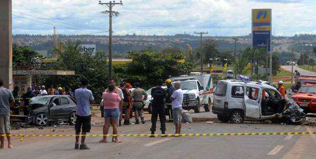 Veículo bateu na passarela da rodovia matando os dois ocupantes na hora