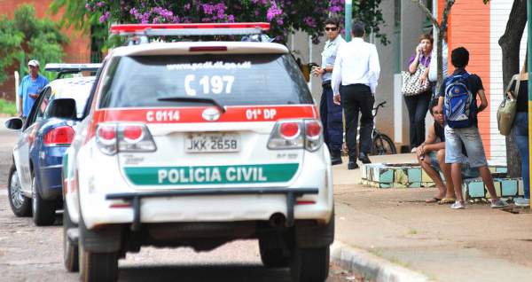 O crime ocorreu após a dupla se desentender na porta do colégio.