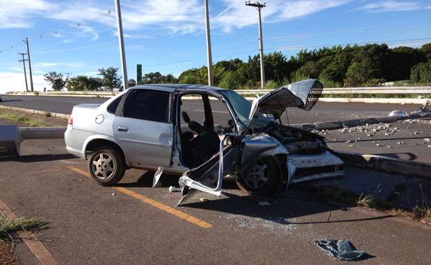 Um acidente com um Corsa Classic foi registrado por volta das 6h deste domingo (2/3) na MI 4 do Lago Norte. Após o carro colidir com um poste, pelo menos cinco pessoas ficaram feridas e foram socorridas e encaminhadas para os hospitais de Base e do Paranoá. Ainda não se sabem as circunstâncias do acidente e nem se há outros carros envolvidos. Segundo a 9 ª Delegacia de Polícia (Lago Norte) havia embalagens de bebidas alcoólicas no veículo