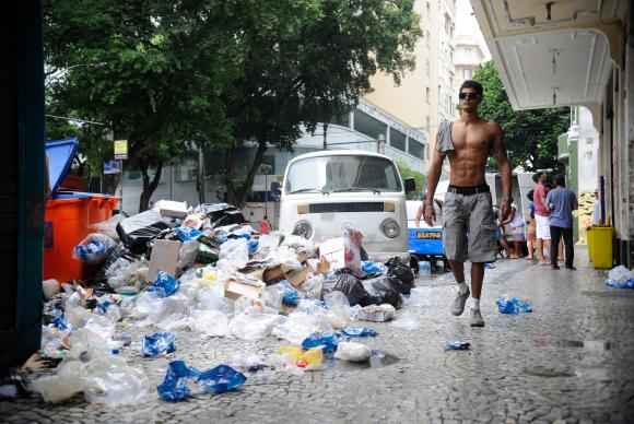 A Lapa, região central da capital fluminense, amanheceu coberta de lixo