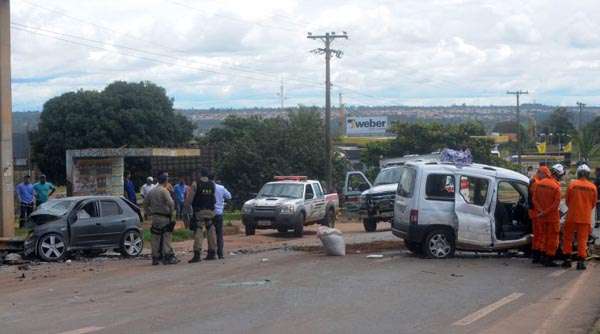 Colisão frontal entre dois carros na BR-020, em Sobradinho