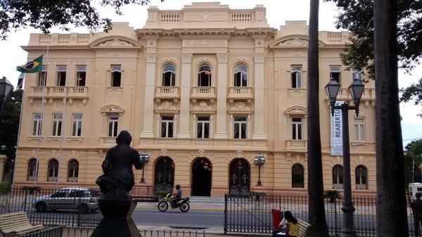 Vista frontal do Palácio do governo de Pernambuco: história à disposição dos turistas e nativos