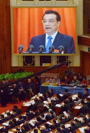 Premier chinês Li Keqiang é exibido em uma tela durante a sessão de abertura da 12 ª Assembleia Popular Nacional, no Grande Salão do Povo, em Pequim