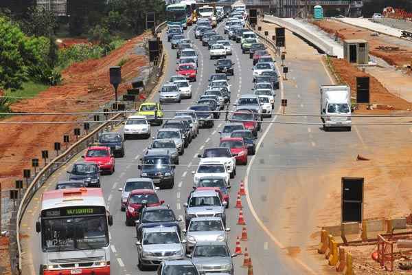 Trânsito é intenso na BR-040, com lentidão em todo o trecho do DF