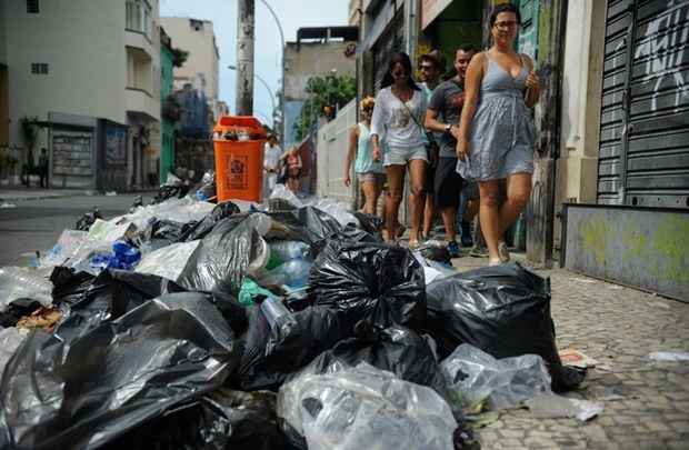 Na Lapa, devido à greve dos garis, o lixo deixado por foliões e ambulantes ocupa as calçadas e os cantos de algumas avenidas