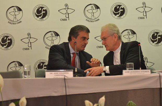 O ministro da justiça José Eduardo Cardozo e o secretário-geral da CNBB, dom Leonardo Ulrich Steiner, participam do lançamento da Campanha da Fraternidade 2014