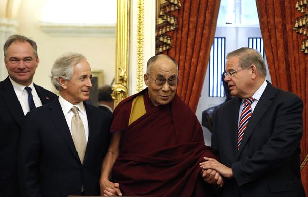 Os membros do Comitê de Relações Exteriores do Senado, Tim Kaine e Bob Corker e o presidente do comitê Robert Menendez cumprimentam Dalai Lama antes de sua reunião no Capitólio, em Washington