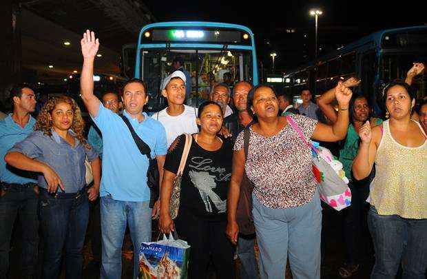 Revoltados por não ter o dinheiro da passagem devolvido, os passageiros quebraram um dos veículos