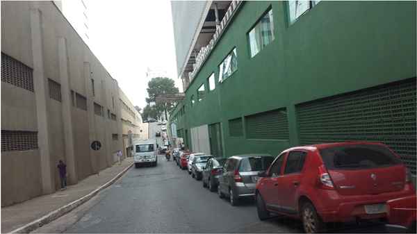 Ele ressaltou a presença de sinalização indicando a proibição de estacionar no local