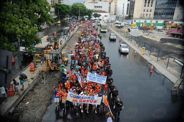 De acordo com os grevistas, mais de metade da cidade está sem coleta de lixo