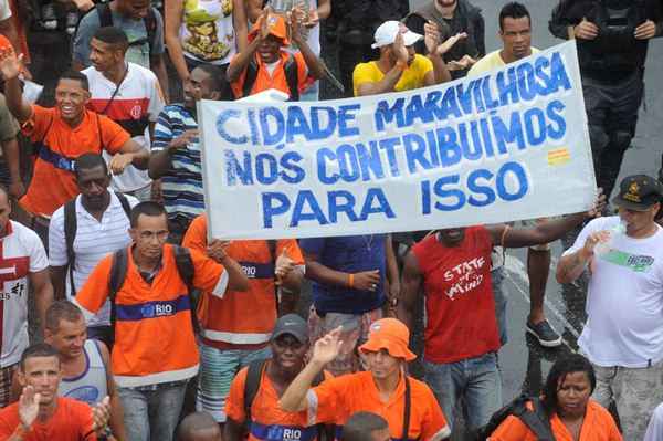 Garis saem em manifestação pelas ruas do Rio