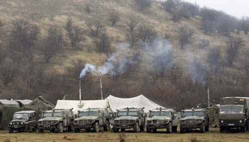 Veículos militares, que se acredita ser de propriedade do exército russo, são vistos perto do território de uma unidade militar ucraniana