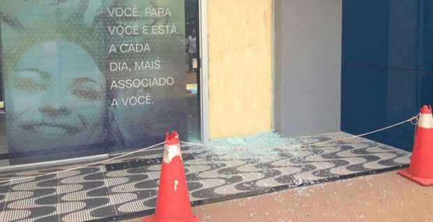 Porta da agência do Sicoop foi quebrada pelos bandidos