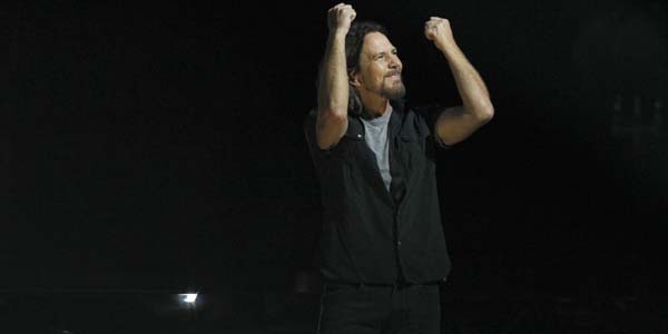 Eddie Vedder faz shows solo pela primeira vez no Brasil