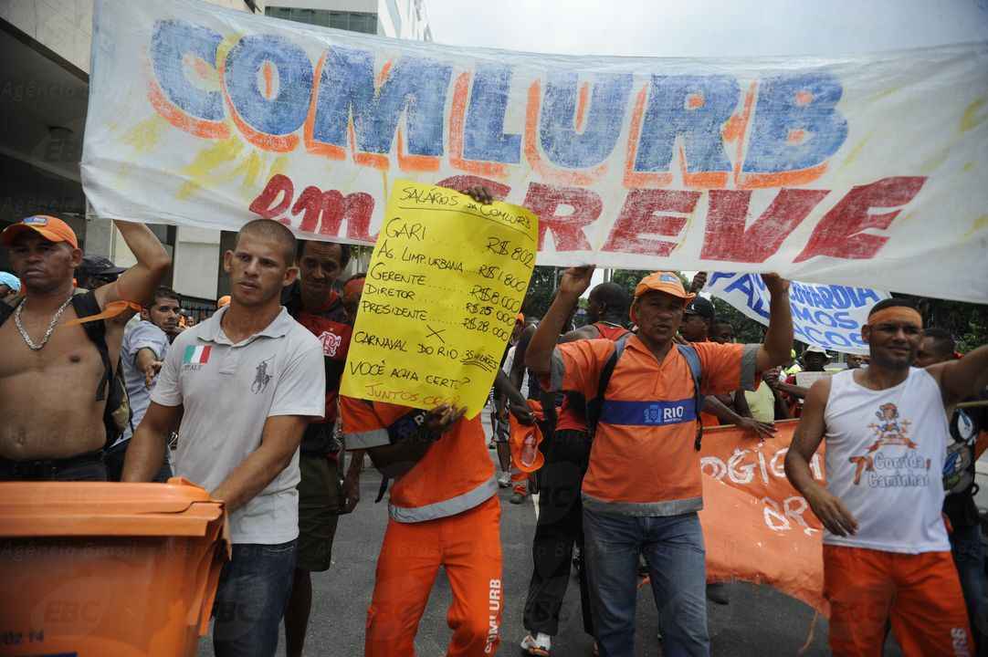 Garis protestam em frente à sede da prefeitura do Rio