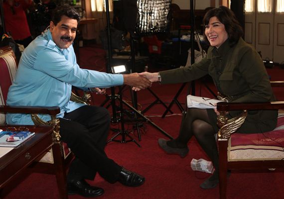 Presidente Nicolas Maduro e correspondente internacional da CNN Christiane Amanpour apertam as mãos durante uma entrevista no palácio presidencial de Miraflores, em Caracas.