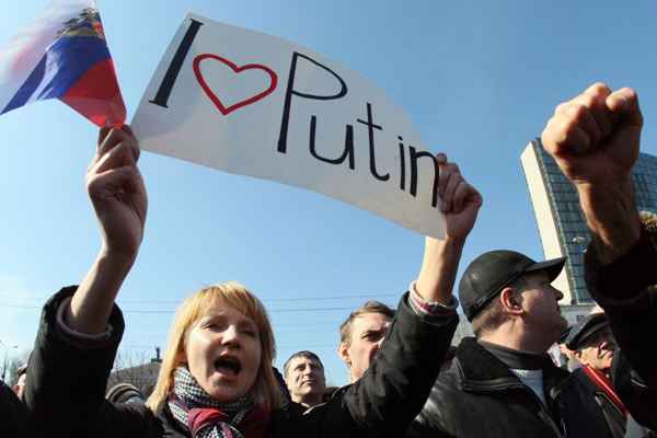 Mais de mil manifestantes se reuniram no início da tarde na praça Lenin de Donetsk, exibindo bandeiras