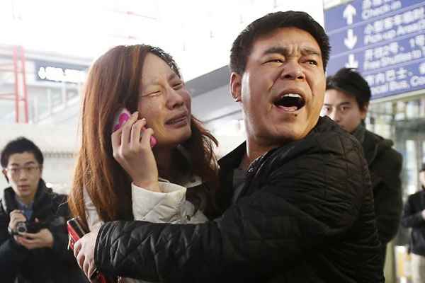 Rastros de combustível de avião desaparecido com 239 pessoas são avistados