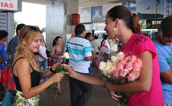 Na rodoviária, as mulheres receberam flores