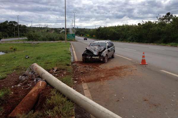 O jovem não teve ferimentos graves e foi encaminhado pelo Corpo de Bombeiros para o Hospital de Base. Segundo parentes da vítima, ele pode ter dormido ao volante