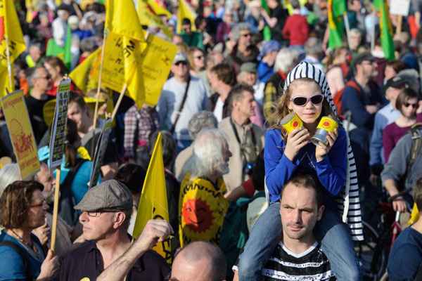 Os manifestantes, cerca de 3.500, segundo a polícia, se concentraram em oito pontes do Reno, de Estrasburgo (França) até a fronteira suíça, passando por Fessenheim