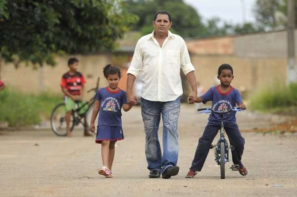 Fernando Pereira com os filhos Joyce Pereira e Rodrigo Pereira na rua em que morava o crimonoso