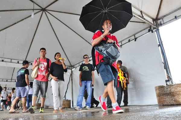 O governo instalou tendas para os passageiros do Entorno: goteiras obrigaram o uso de guarda-chuva