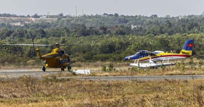 Um hidroavião da Força Aérea do Vietnã e um táxi de helicóptero fazem missão para encontrar destroços de avião desaparecido