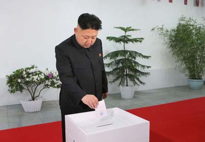 Líder norte-coreano Kim Jong-Un lança seu voto na eleição de um deputado nesse domingo (9/3)