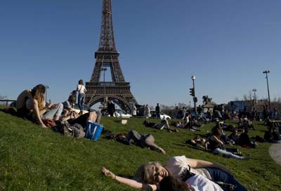 Jovens aproveitam o calor na capital francesa