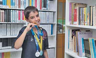 Comapenas 12 anos, Matheus Queiroz mostra a paixão por fatos históricos por meio de muita leitura e debates em sala de aula. Principalmente quando o assunto é a 2ª Guerra Mundial. Tanto que está produzindo um gibi sobre o assunto