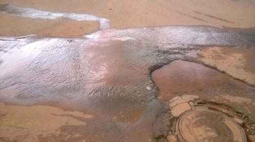 Cano de água estoura em rua de Samambaia Sul