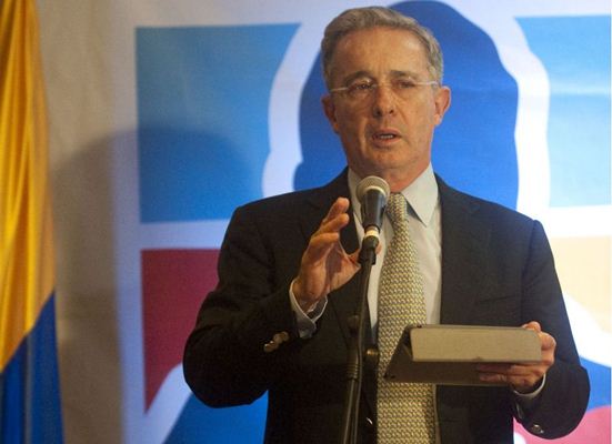 O ex-presidente da Colômbia, Alvaro Uribe, líder do Partido do Centro Democrático, fala depois ser eleito ao Senado em Medellín, Colômbia.