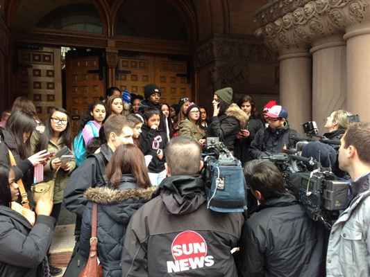 Repórteres e adolescentes esperam por Justin Bieber do lado de fora no tribunal em Toronto. O cantor pop não apareceu e foi representado por seu advogado na audiência