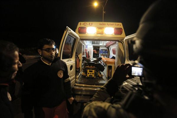 Ambulância leva palestino morto por policiais israelenses.