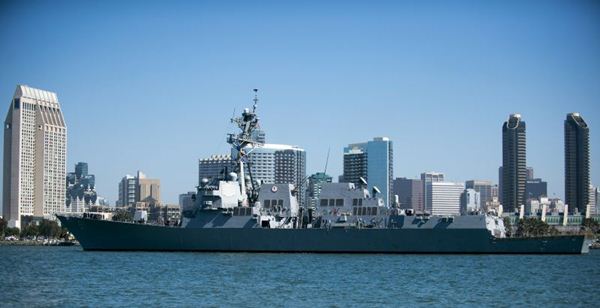 Nesta imagem obtida pela da Marinha os EUA, o destróier USS Pinckney (DDG 91) transita na baía de San Diego. O destroier USS Pinckey foi enviado para a Malásia no sábado (8/3)