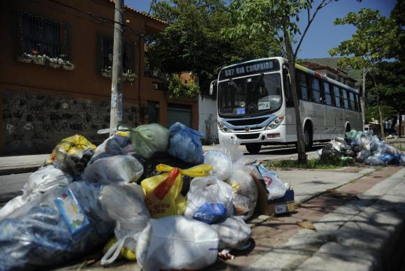 Apesar de a greve dos garis ter terminado no sábado (8/2), lixo continua acumulado nas ruas da zona norte do Rio de Janeiro