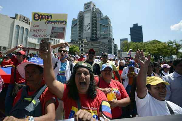 Profissionais de saúde partidários do presidente venezuelano Nicolas Maduro marcham até o palácio presidencial para mostrar seu apoio ao presidente