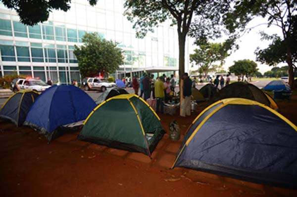 Várias camponeses estão acampados na entrada do prédio