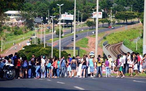 Detran desvia trânsito após feirantes bloqueiam Elmo Serejo