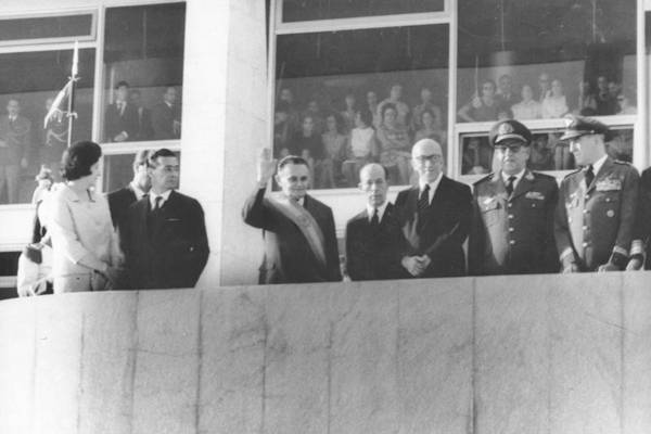 Marechal Humberto de Alencar Castelo Branco acena diante do parlatório do Palácio do Planalto: marco de uma história triste