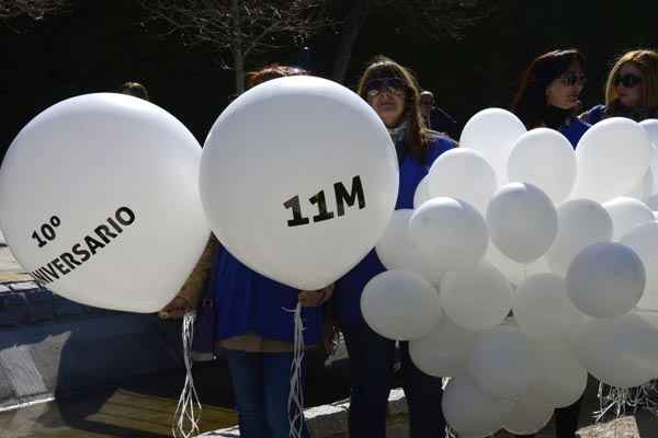 Voluntários seguram balões durante cerimônia de homenagem às vítimas do atentado