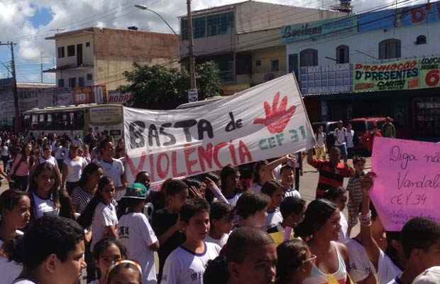 Contra o vandalismo: estudantes usam fixas para pedir fim da violência no Centro de Ensino Fundamental 34