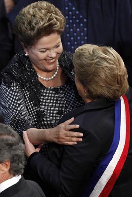 Dilma Rousseff cumprimenta a nova presidente chilena, Michelle Bachelet, na cerimônia de posse