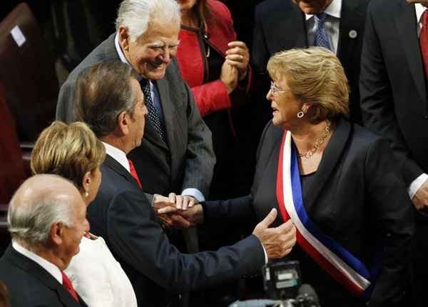 Presidente Michelle Bachelet cumprimenta ex-presidentes Patricio Aylwin, Eduardo Frei e Ricardo Lagos