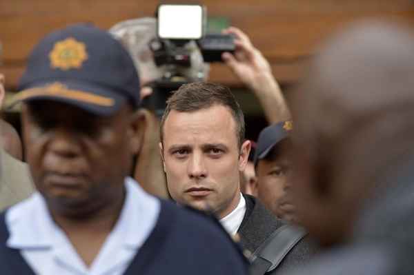 Pistorius alega que a morte não foi premeditada e que ele atirou através da porta do banheiro por acreditar que um ladrão tinha invadido sua residência