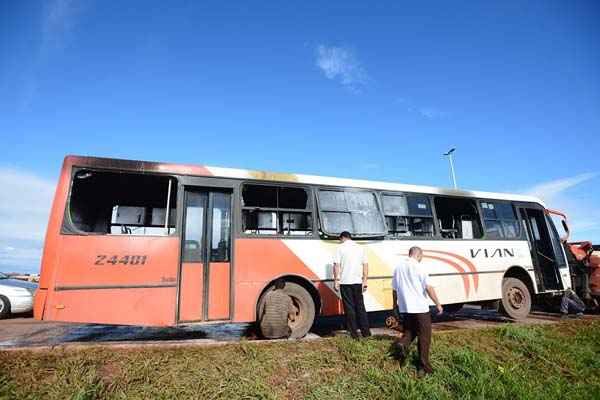 Passageiros revoltados ajudaram a depredar o ônibus, após veículo quebrar