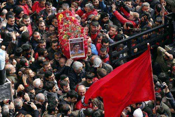 População carrega caixão do jovem Berkin Elvan durante cerimônia fúnebre em Istambul